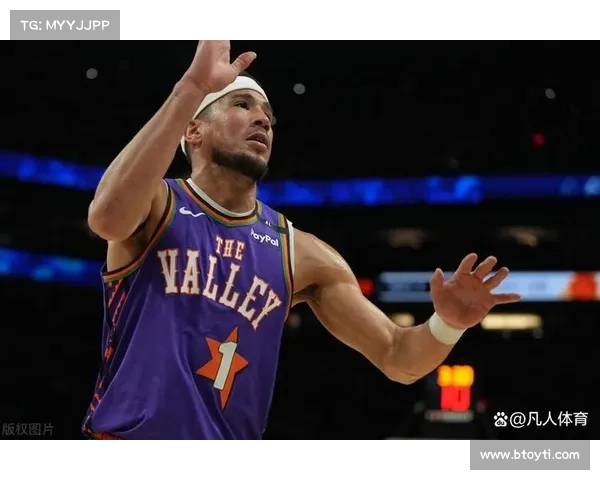 布克在比赛中如何通过技巧与智慧应对强烈身体对抗提升竞技表现